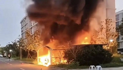 凌晨,小区楼下一片火光!30余辆车“火烧连营”