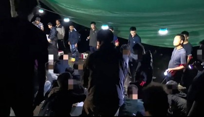 大理警方在一山地核桃林内成功抓获涉赌人员56名,查获赌资55万余元