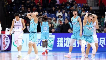 德比火爆又悲情！鲍威尔带伤作战青岛男篮无惧强敌，山东男篮赢下比赛获得六连胜