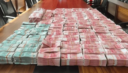 男子帮老板护送800万元现金，半路趁同伴下车上厕所，开车卷款跑了！