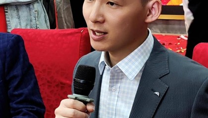 谢浩男辟谣“养父母因车祸去世”：他们都健在，而且身体挺好