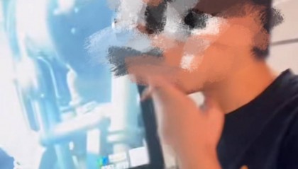 男子地铁站内吸烟，面对镜头直言“我的烟瘾比较大”？深圳地铁：不允许，发现会制止