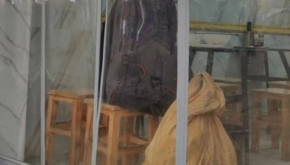 郑州深秋最暖一幕！郑州一小学老师在面馆门前偶遇流浪老汉，主动付两碗面钱请他吃了碗热汤面