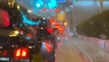 车辆为躲冰雹停天桥下致交通拥堵,北京交警:可举报