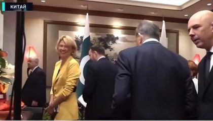 在普京下榻住所，拉夫罗夫询问“拉布布在哪”