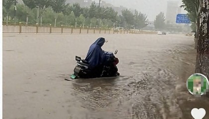 呼和浩特一外卖小哥积水中触电身亡，殡仪馆回应：一名19岁男孩触电去世，遗体还在殡仪馆