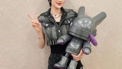 姚安娜被问到哈佛大学拒收国际生，微笑回应“还好毕业了”，此前曾以满分成绩考入哈佛大学