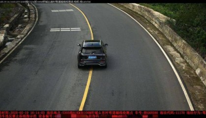 严重违法!来宾8辆弯道压线车辆被查