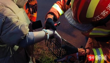 “我不信，我卡进去拿不出来！”女生“不信邪”两次被卡，消防呼吁谨慎玩梗