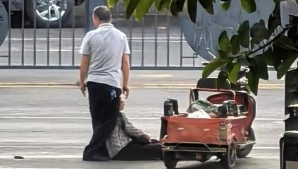 贵州省兴义监狱民警上班途中紧急施救,摔倒老人转危为安!