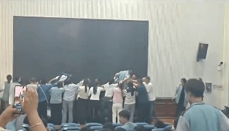 家长跪地被学生轮流踩踏,校方凌晨道歉