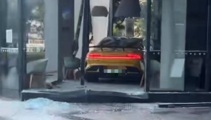 武汉一家奈雪的茶门店遭小车冲入，称已恢复营业！事发凌晨