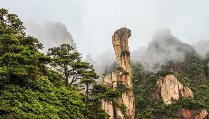 三人爬巨蟒峰打入26枚岩钉被判刑，赔偿600万！还有人在梵净山刻了4个字被判罚12万！