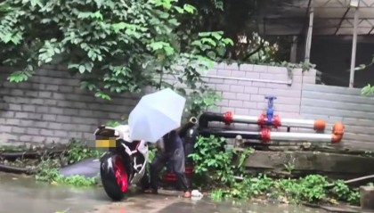 成都一老人故意推倒摩托车被拘12日，车主：买车花了8万，维修要花数千