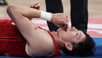 曝周琦已做完眼角膜缝合手术 4年前曾出现视网膜裂孔