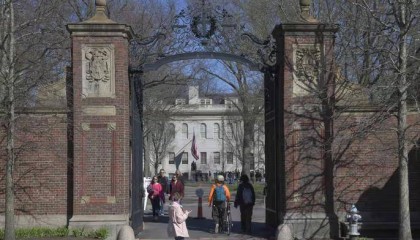 应对美政府暂停联邦资助 哈佛大学校长自愿减薪25%