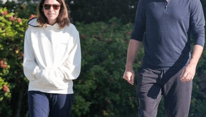 演唱会“出轨门”女方离婚进行时,CEO男主被拍到戴婚戒与妻散步