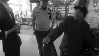 骗子给老人汇款12万，然后“指挥”去银行取现——