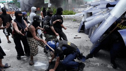 总统府前被烧成火海，总统却下落不明！菲律宾一夜变天，20城全乱了