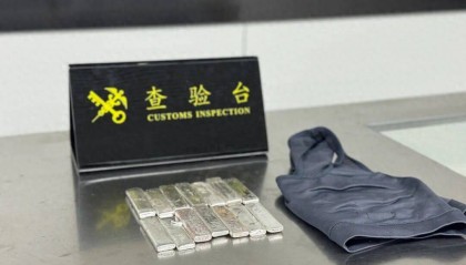 女子在贴身内衣裤里藏14块足银，净重近4斤，入境广东时被查
