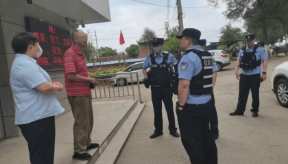 男子携7张定期存单要提前取款,银行柜员发现疑点……