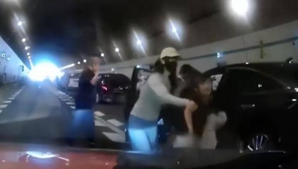 10岁男孩隧道内跪地拦车:哭得撕心裂肺,求人救他妈妈