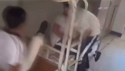 温州一技校宿舍内男生被多人拳打脚踢不敢反抗，学校：看到视频也很气愤，已报警