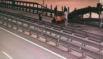 乌媒称乌方炸毁克里米亚大桥！乌克兰国家安全局：从水下爆破，大桥已处于紧急危险状态