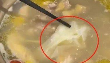 上海知名餐厅里吃出整张纸巾？顾客称“久煮不烂”，一查监控反转了！