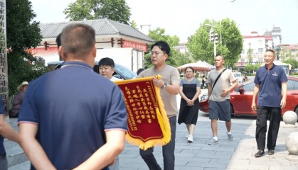 张家界司机高速上突发疾病,晕倒前尽全力熄火刹车救下整车韩国游客,自己不幸离世,年仅41岁,他是退役军人