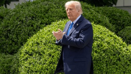 除了降半旗哀悼,特朗普已经毫无办法?美本土突然传出枪响,事情彻底闹大了