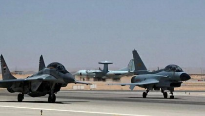 中国歼-10C机群飞越红海,西方雷达竟毫无反应!印尼马上宣布采购42架