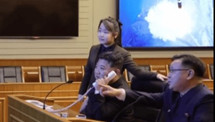 朝鲜试射新型导弹,金正恩携女观看