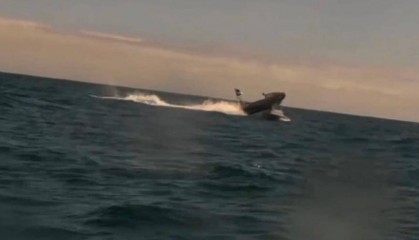 大火烧足15小时,美军2.5万吨级巨舰惨遭重创,起火到灭火,耗时15个小时!