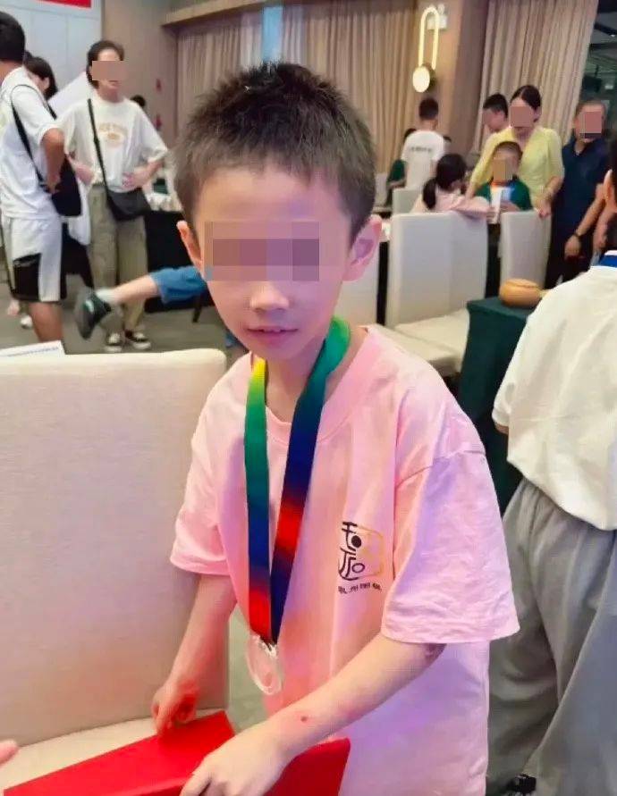 坠亡9岁围棋少年父亲发声：警方会还我公道