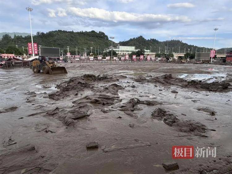 实探贵州榕江洪灾：大水退去村超球场正清淤，球迷称没比赛看像失恋