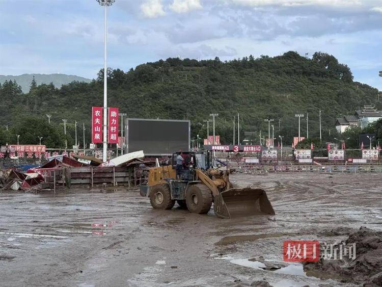 实探贵州榕江洪灾：大水退去村超球场正清淤，球迷称没比赛看像失恋