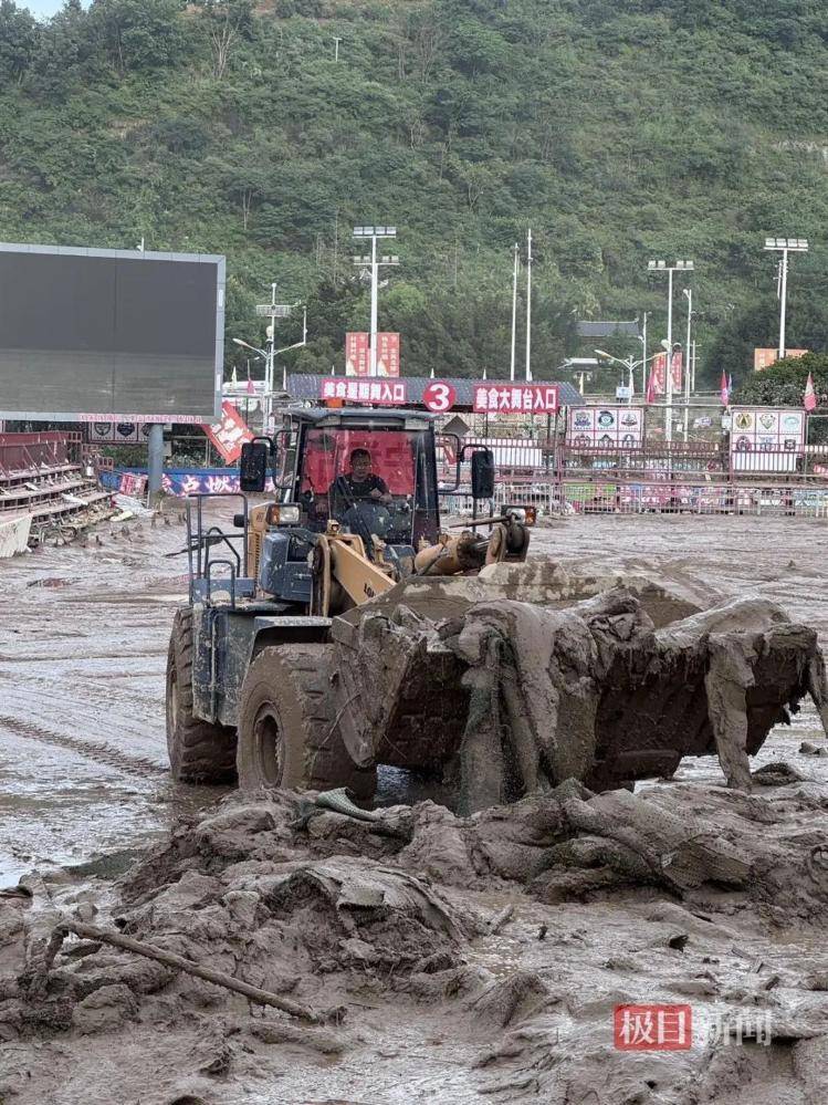 实探贵州榕江洪灾：大水退去村超球场正清淤，球迷称没比赛看像失恋