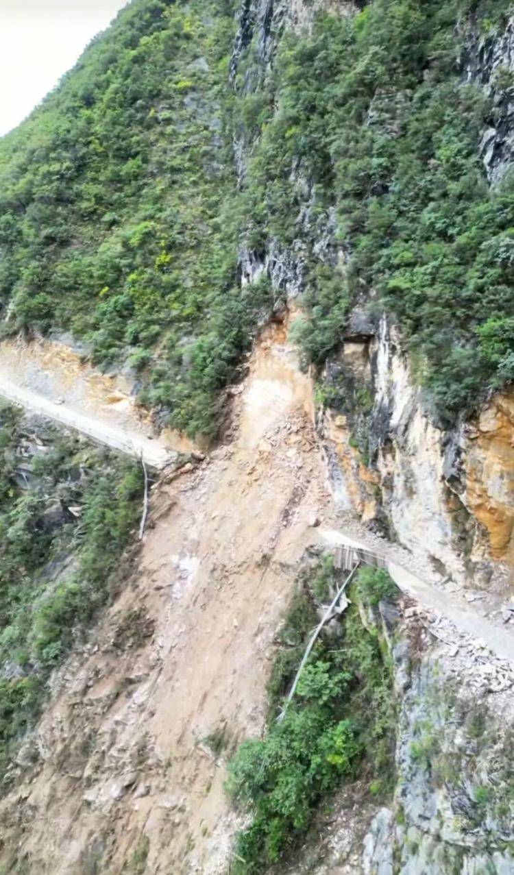 重庆网红“挂壁公路”垮塌,附近村民外出绕行已半月盼修复,当地:已完成排危,正在修