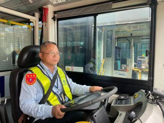 “深圳公交放慢车速等奔跑母子”全网刷屏，司机找到了