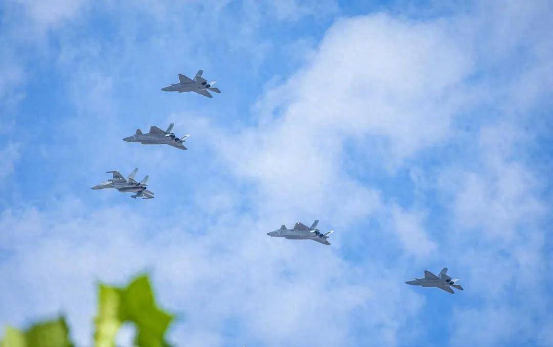 福建舰入列后，世界最强踹门小队也来了：打头的不是歼-20和歼-35