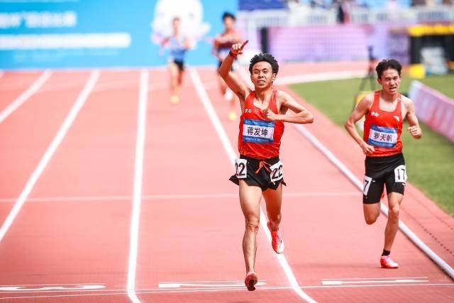 率先冲线却因“配合犯规”被罚!十五运会男子万米“看门道”